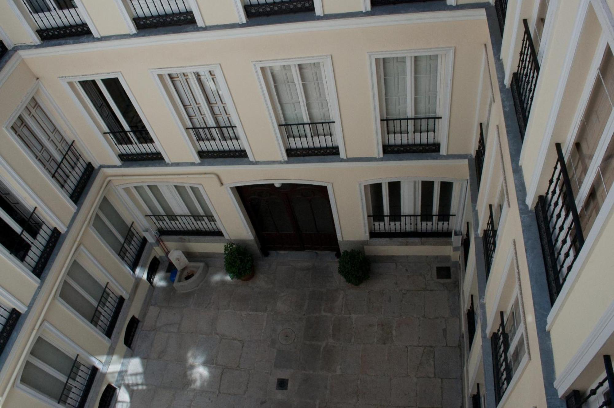 Hostal Yolanda Madrid Exteriör bild